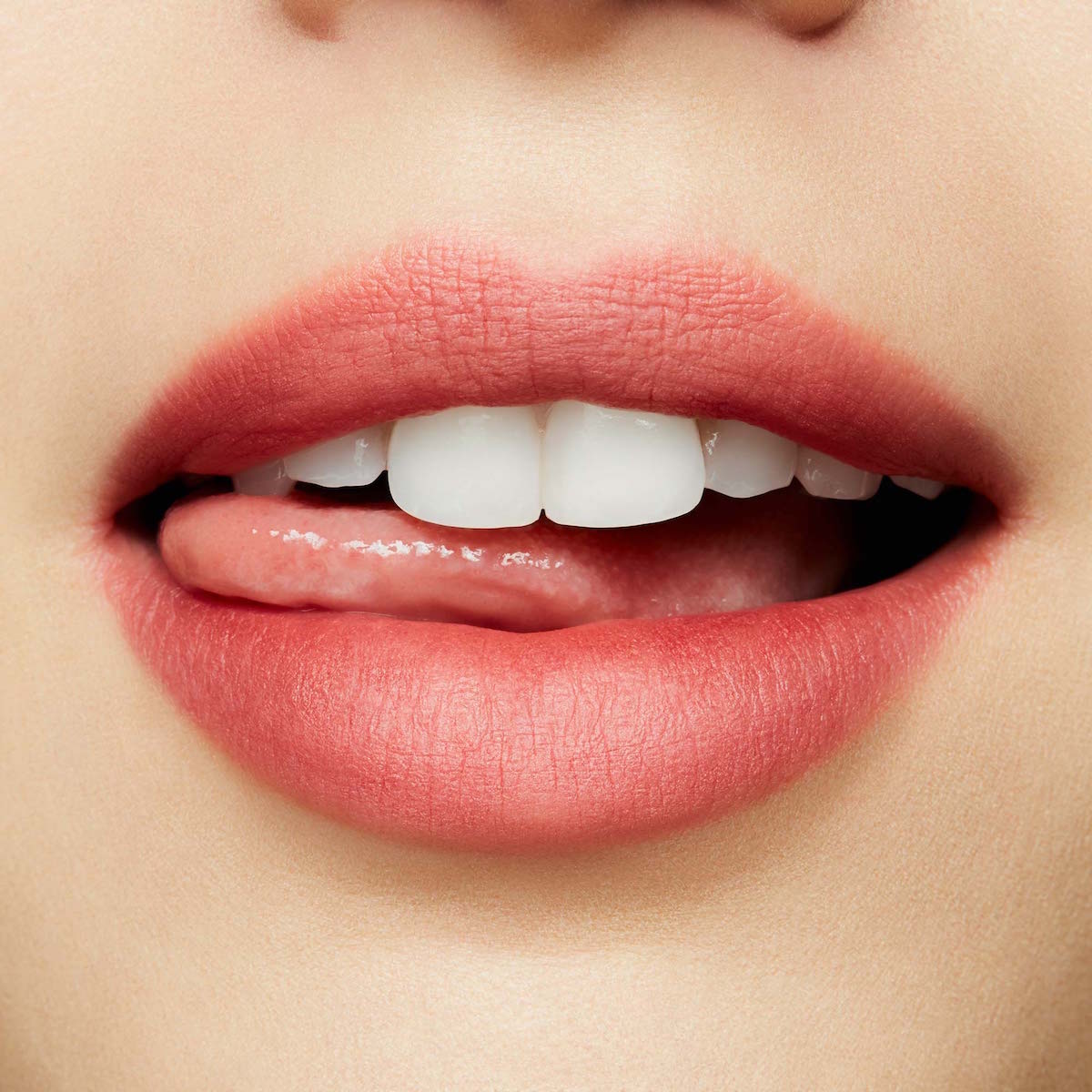 POWDER KISS LIPSTICK (LABIAL)